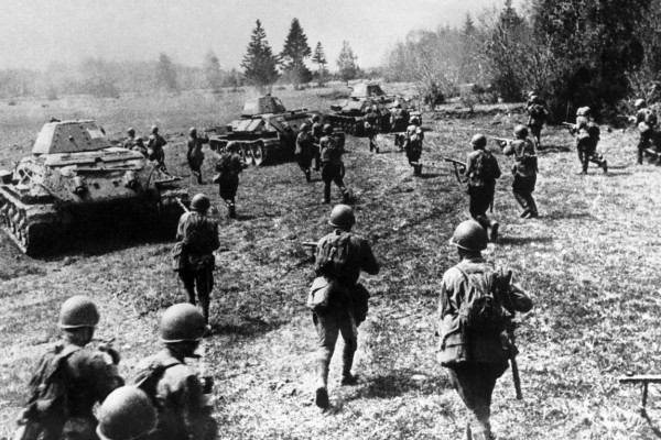 Битва за Москву (30 сентября 1941 - 20 апреля 1942 г.). Гитлер рассматривал взятие Москвы как одну из главных военных и политических целей операции "Барбаросса". Под Москвой советские войска нанесли немецко-фашистской армии первое крупное поражение за всю Вторую мировую войну и сорвали план блицкрига - молниеносной войны. Историки полагают, что каждый пятый советский солдат погиб в битве за Москву. Всего потери советской армии (погибшие, раненые и заболевшие, пропавшие без вести) составили свыше 1,8 млн человек. Немецкой - около 500 тыс. солдат.