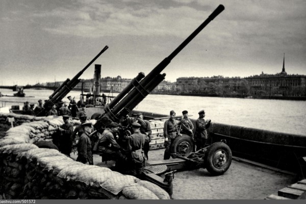 Зенитки на Университетской набережной.