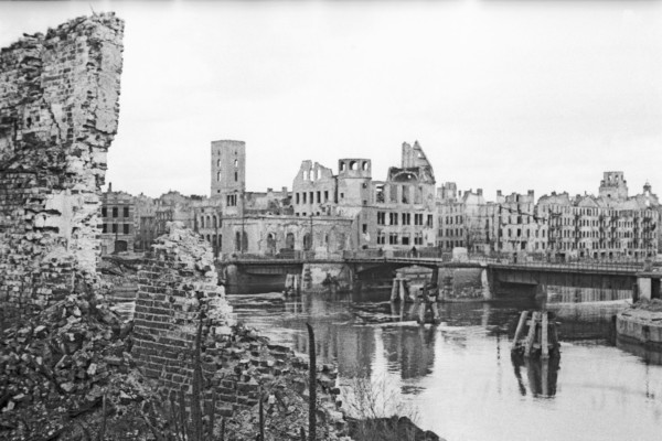 Кенигсберг (ныне Калининград) подвергся разрушению в результате бомбардировок английской авиацией в августе 1944 г. и долгого ожесточенного штурма советскими войсками в апреле 1945 г.