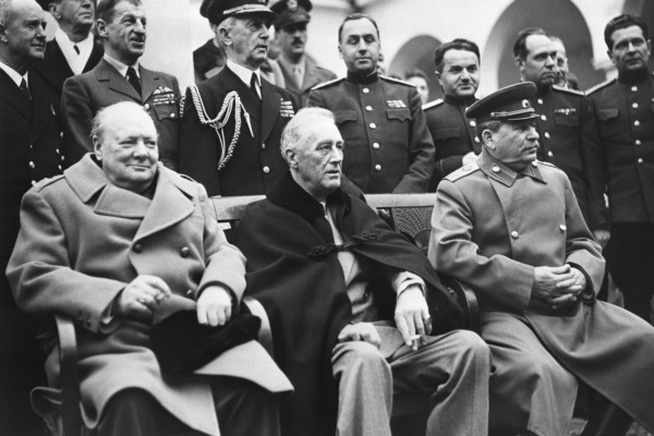 Ялтинская (Крымская) конференция глав правительств США, СССР и Великобритании в Ливадийском дворце. Слева направо: Премьер-министр Великобритании Уинстон Черчилль, Президент США Франклин Рузвельт и Маршал Советского Союза Иосиф Сталин перед началом заседания. 