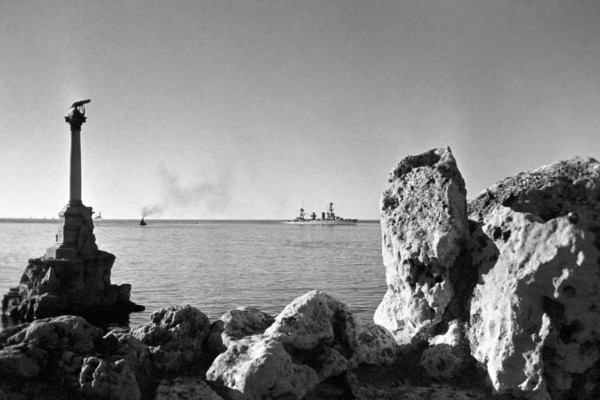 Крым. Оборона Севастополя. Военные корабли входят в Севастопольскую бухту.
