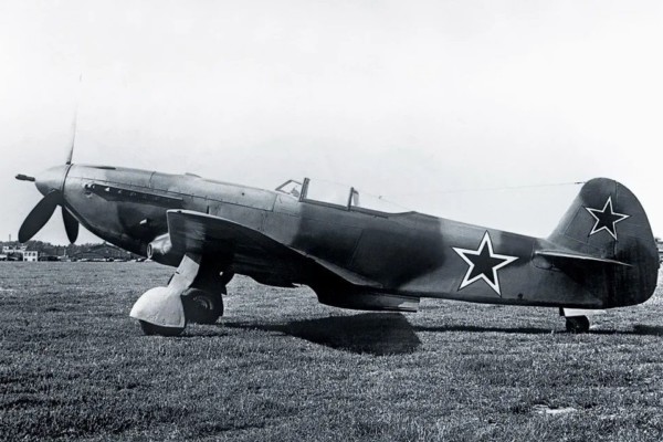 Одномоторный истребитель бомбардировщик Як 9