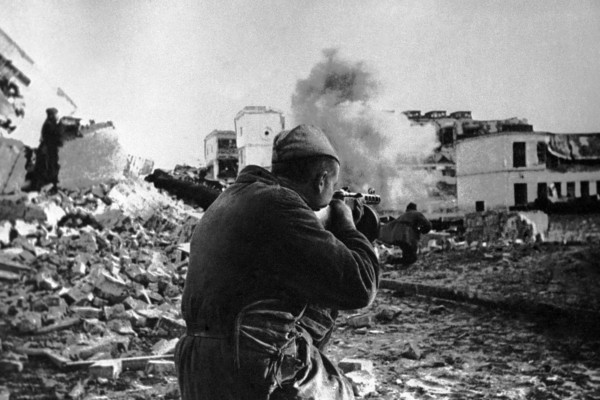 Украинская ССР. Киев. Советские автоматчики ведут бои в районе Дарницы.