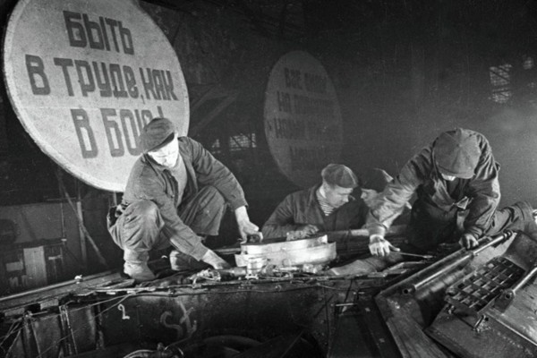 Подготовка к установке башни танка