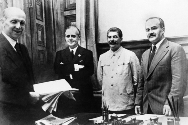 На фото (справа налево): Вячеслав Молотов, Иосиф Сталин, Иоахим фон Риббентроп и Фридрих Гаусс.