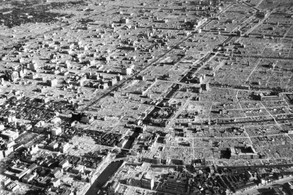 Бомбардировка Токио, проведенная Военно-воздушными силами США в ночь с 9 на 10 марта 1945 г., привела к огромным пожарам в городе. Зажигательные, в том числе напалмовые, бомбы вызвали в кварталах, застроенных преимущественно деревянными домами, огненный смерч. Выгорело более 41 кв. км городской застройки, сгорело 330 тыс. домов, было разрушено 40% всего жилого фонда.