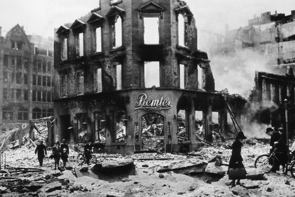 Гамбург - один из крупнейших городов Германии - в июле 1943 г. подвергся масштабной бомбардировке авиацией союзников. Было уничтожено 74% всех городских строений, в результате объединения многочисленных пожаров в один в городе возник огненный смерч, люди в бомбоубежищах задыхались из-за выгорания кислорода или сгорали заживо.