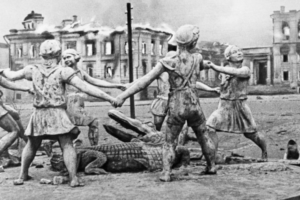 23 августа 1942 г. Люфтваффе нанесли разрушительный бомбовый удар по Сталинграду, в результате которого, как позднее в Гамбурге и Токио, возник огненный смерч, было уничтожено около половины всех жилых строений. В течение последующих шести месяцев Сталинград стал ареной одного из самых кровопролитных сражений Второй мировой войны, центральные кварталы города превратились в руины. На момент освобождения Сталинграда в нем было разрушено 90% довоенного жилого фонда.