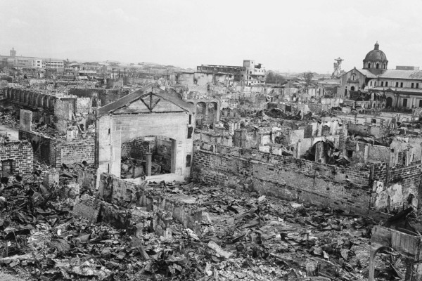 В ходе боев за Манилу (столица Филиппин) между наступающей американской армией и обороняющейся японской в феврале-марте 1945 г. город был практически полностью уничтожен. По уровню разрушений Манилу часто сравнивают с Варшавой.