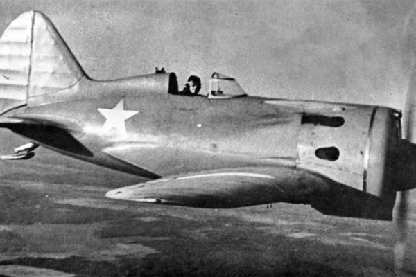 Самолёт И-16 с лётчиком