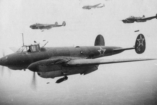 Самолёт Пе-2 на бомбометании