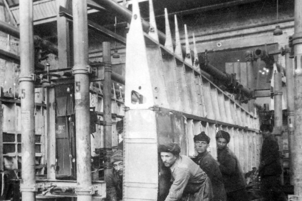Сборка Ил-2 на заводе №1 (1942 год)