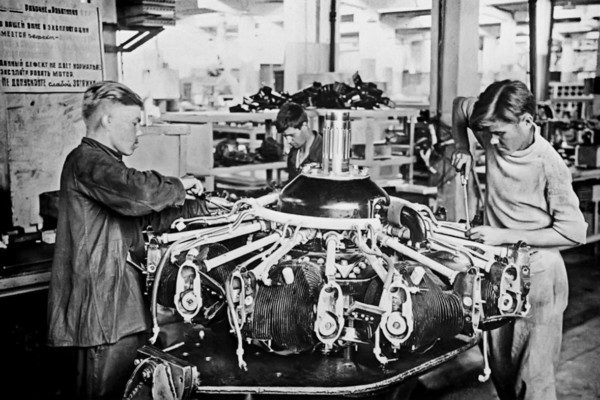 Сборка авиамотора для боевого самолёта. Пермский моторостроительный завод (1943 год)