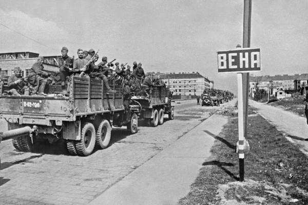 Великая Отечественная война, Австрия. Советские войска вступают в Вену. 1945 год