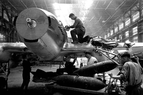 Советский штурмовик Ил-2 в сборочном цехе авиазавода № 18 им. Ворошилова
