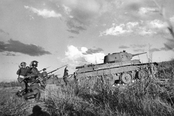 Операции Красной армии в 1938 году на советско-маньчжурской границе в районе озера Хасан-и-бои на границе Монголии с Маньчжоу-го в районе реки Халхин-Гол в 1939 году оказали существенную поддержку Китаю. В то же время непрекращающееся сопротивление китайских войск японцам стало одним из факторов, почему Япония так и не открыла боевые действия против СССР, несмотря на давление Берлина.