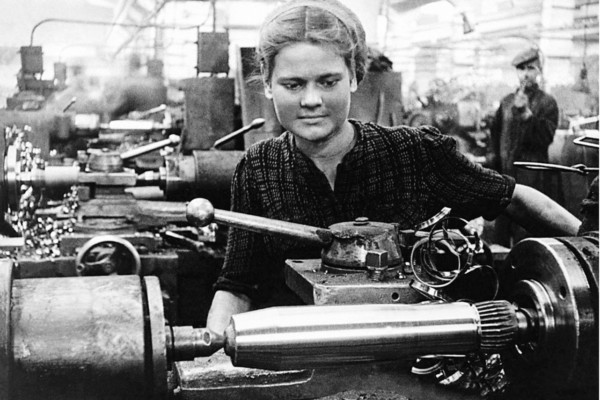 Токарный станок в производстве снаряда