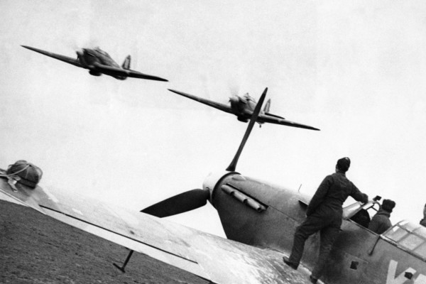 Три истребителя и техническая служба сопровождения