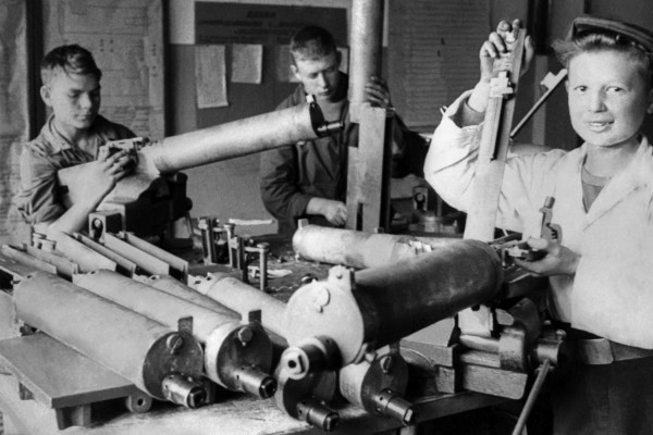 Школьники за сборкой пулемётов «Максим» на заводе №810 в блокадном Ленинграде в 1942 году