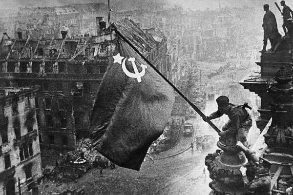 1 мая на крышу рейхстага было водружено Знамя Победы, 2 мая остатки берлинского гарнизона сдались в плен. 8 мая был подписан Акт о безоговорочной капитуляции Германии.